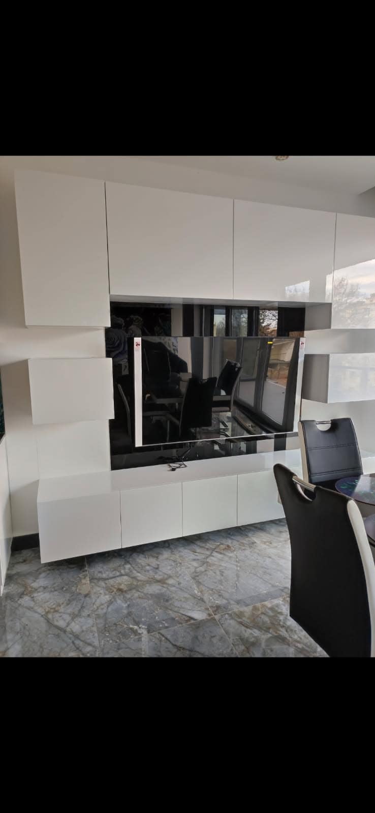 Nowy nowoczesny mebel RTV z białymi szafkami