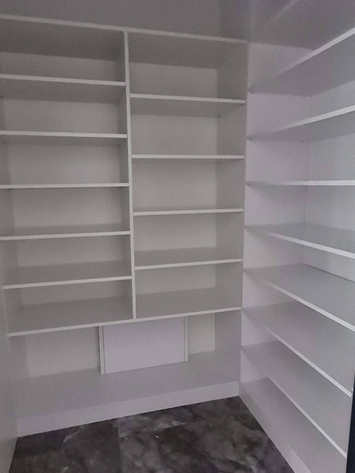 Magazyn z białymi półkami na produkty