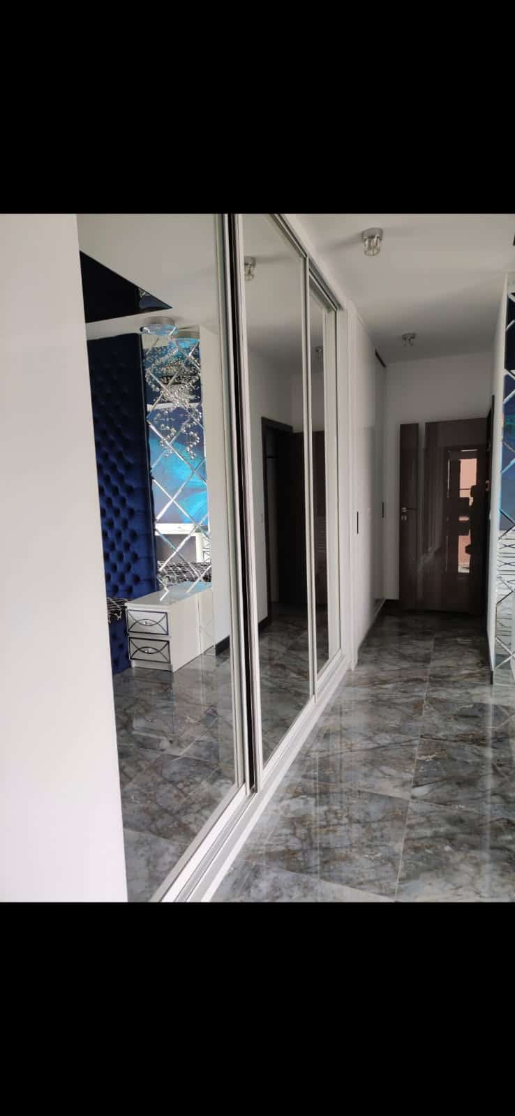 Nowa szafa przesuwna z lustrem w przedpokoju