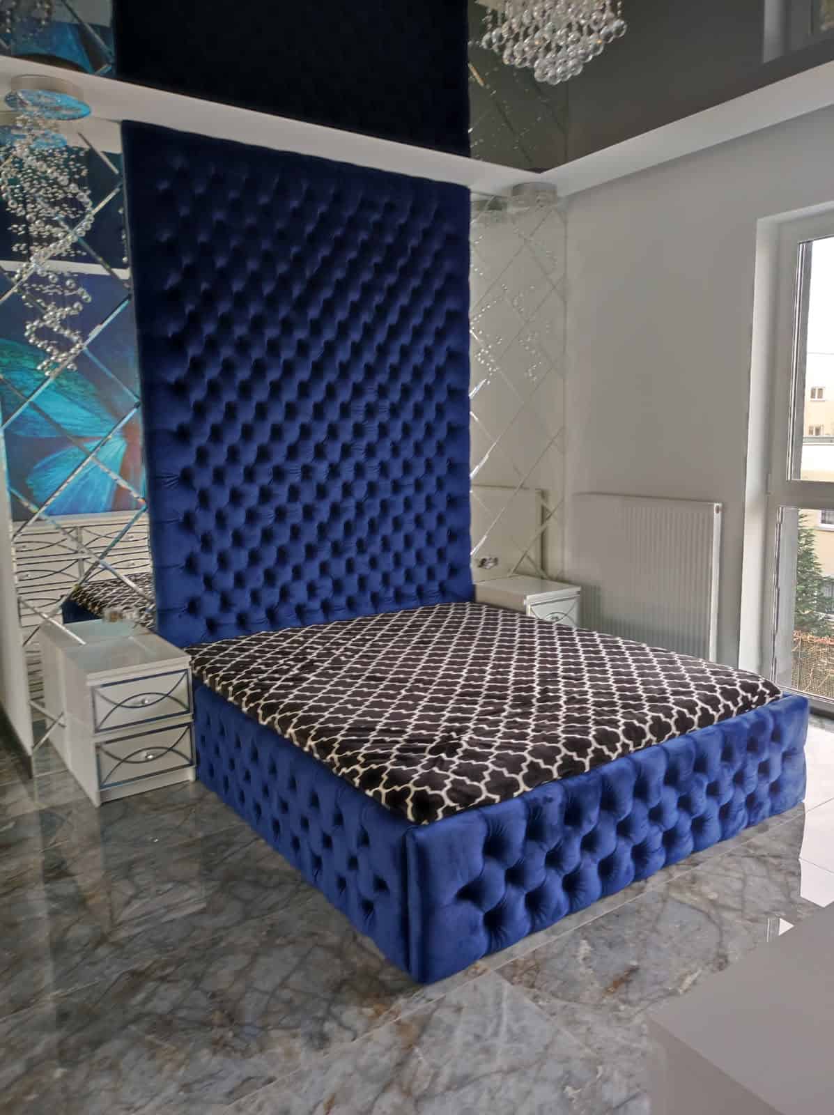 Łóżko tapicerowane z wysokim zagłówkiem, elegancki design