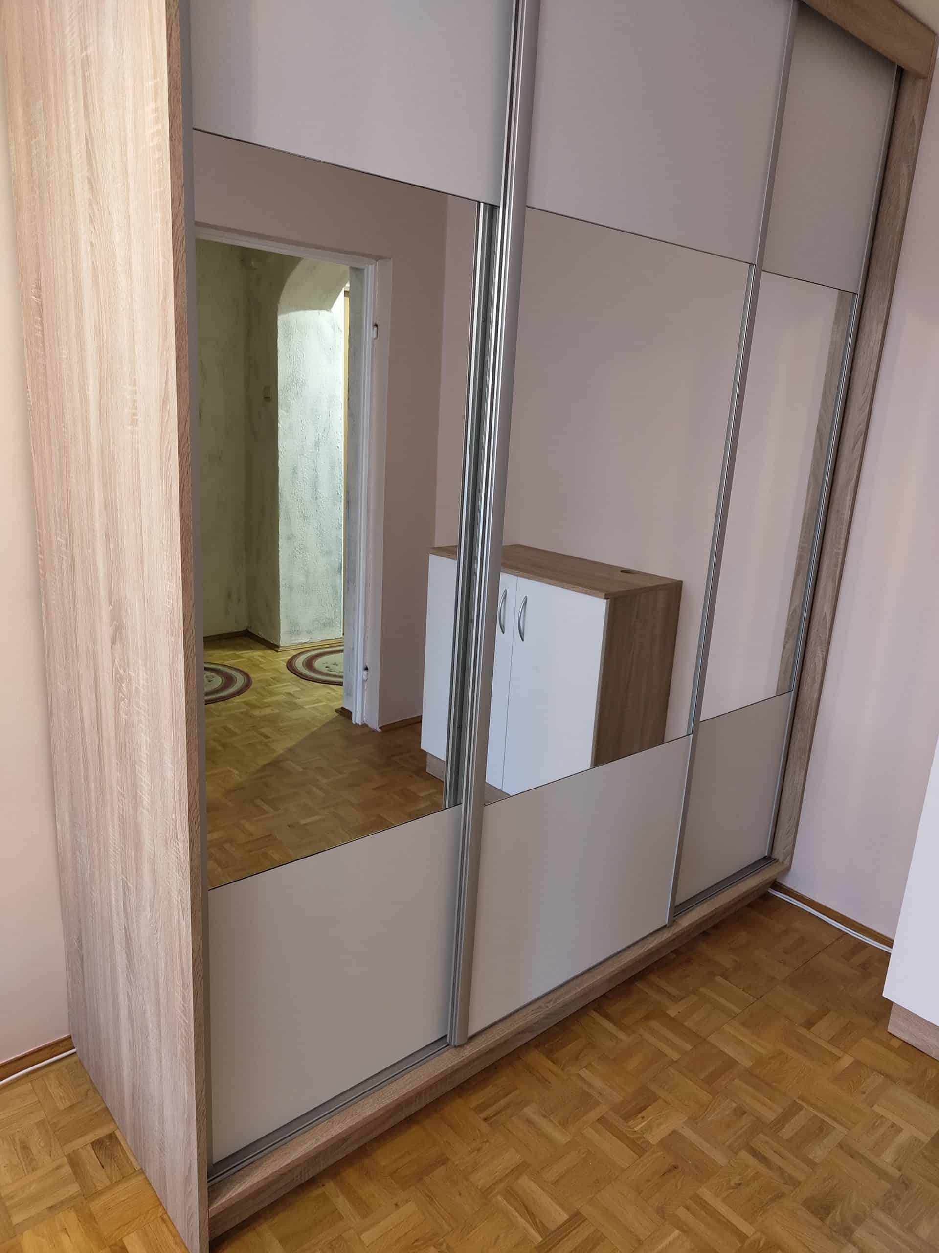 Szafa z lustrem i drzwiami przesuwnymi