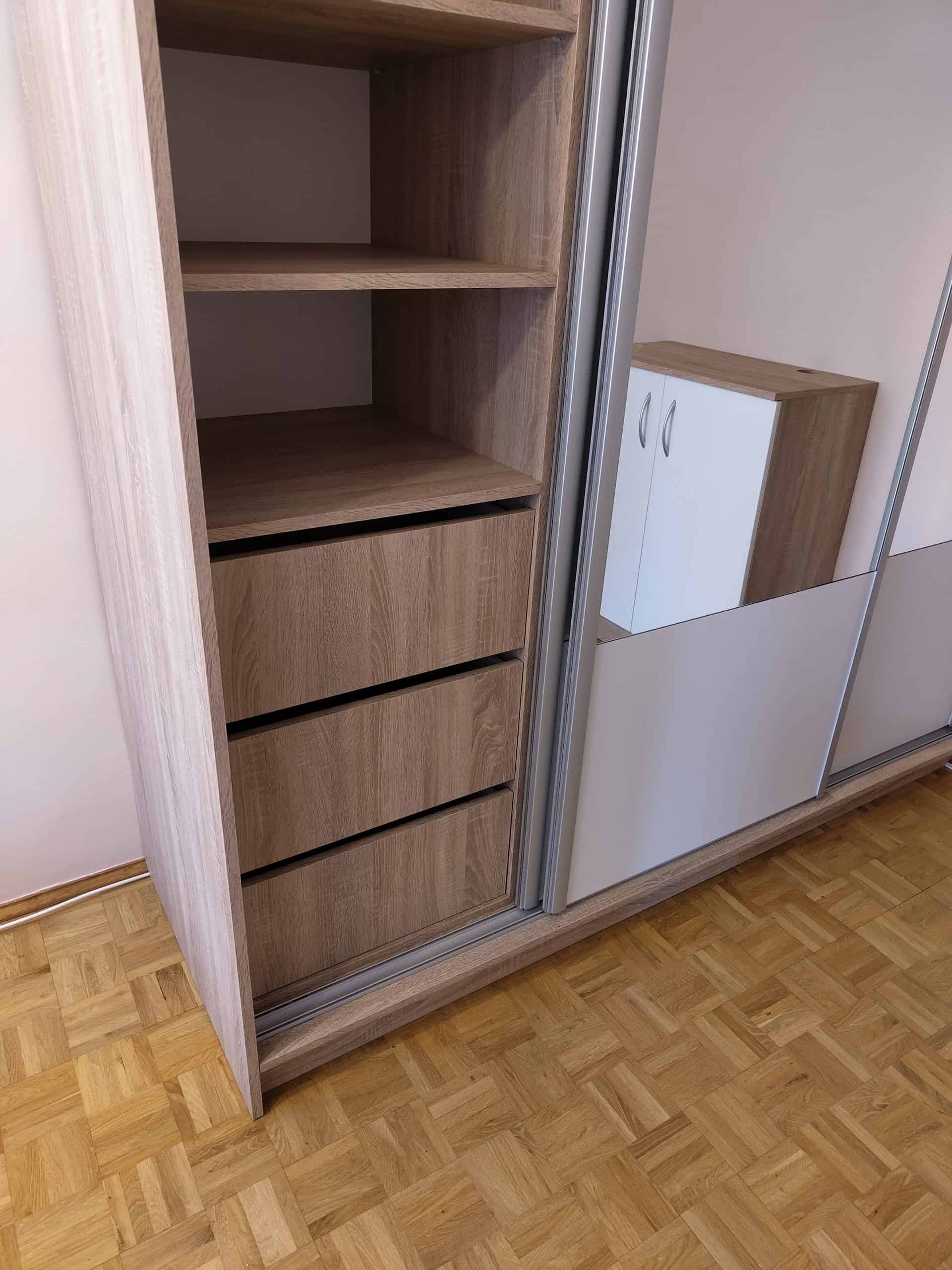 Przedpokój z szafą na wymiar i lustrem