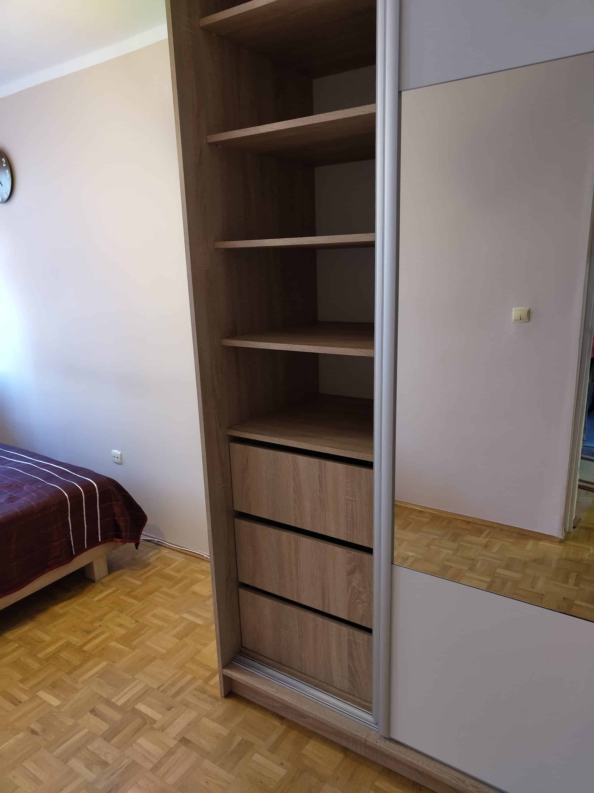 Przestronna szafa z lustem i półkami